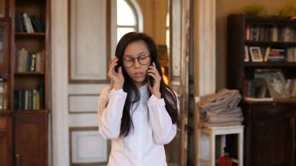 Jeune femme asiatique parlant au téléphone à l'Université — Video