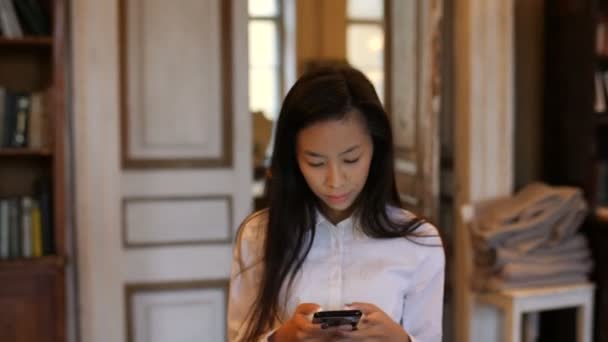 Joven mujer asiática hablando por teléfono en la Universidad — Vídeos de Stock