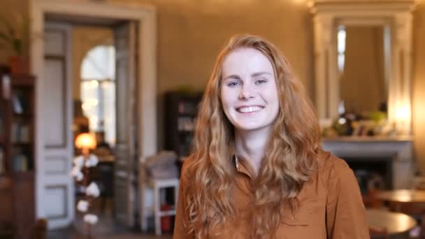 Jeune cheveux rouges caucasien visage de femme portrait dans le café — Video