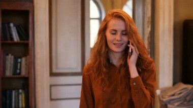 Manifatura cep telefonu akıllı telefon Cafe yürüyen genç Kızıl saçlı beyaz kadın