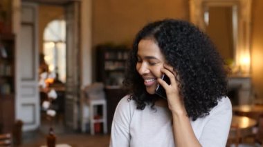 Mutlu genç Afro-Amerikan siyah kadın Cafe cep telefonuyla söz