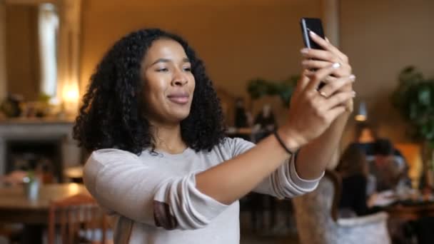 Unga afroamerikanska svart kvinna talar Smart telefon teknik videosamtal i Cafe — Stockvideo
