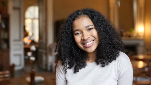 Jonge Afrikaanse Amerikaanse zwarte vrouw tevreden glimlach gezicht portret In Cafe — Stockvideo