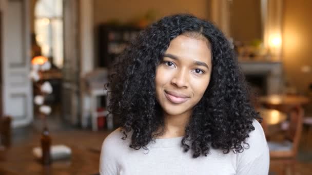 Jeune afro-américain noir visage de femme portrait dans le café — Video