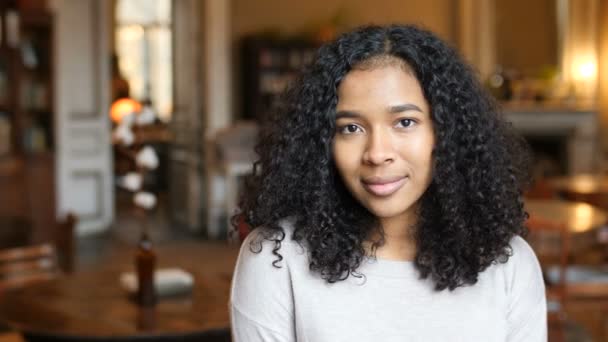年轻的非洲裔美国黑人妇女快乐的微笑脸肖像在咖啡馆 — 图库视频影像