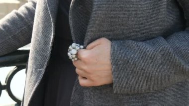 zarif el eski köprünün korkuluk şehir Nehri geçip dokunur. kız güneşli akşamları yürümek