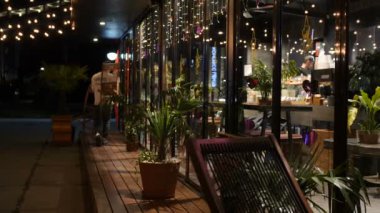 Barmen onun Cafe gece geç saatlerde kapanır.