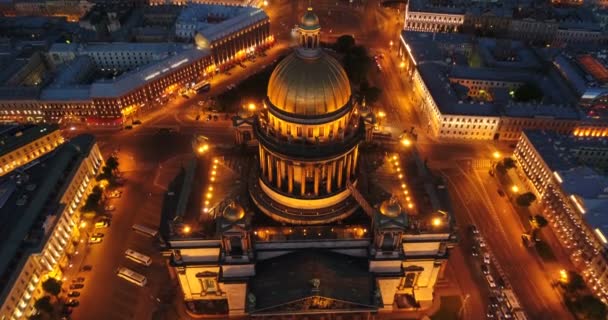 Flygfoto på St. Isaacs Cathedral, centrum av Saint-Petersburg. Utsikt över ön Vasilievsky. — Stockvideo