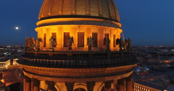 Εναέρια θέα στον καθεδρικό ναό του Αγίου Άιζαακς, στο κέντρο της Αγίας Πετρούπολης. Θέα στο νησί Βασιλέφσκι. — Αρχείο Βίντεο