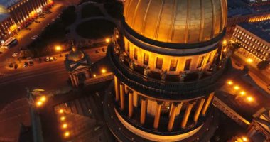 St. Isaacs Katedrali'nin havadan görünümü, St-Petersburg'un merkezi. Vasilievsky adasına bakış.