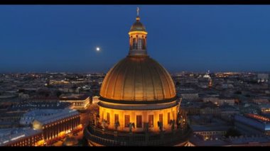 St. Isaacs Katedrali'nin havadan görünümü, St-Petersburg'un merkezi. Vasilievsky adasına bakış.