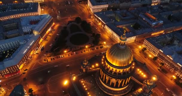 Bovenaanzicht van de kathedraal St. Isaacs, centrum van Sint-Petersburg. Uitzicht op Vasilievsky-eiland. — Stockvideo