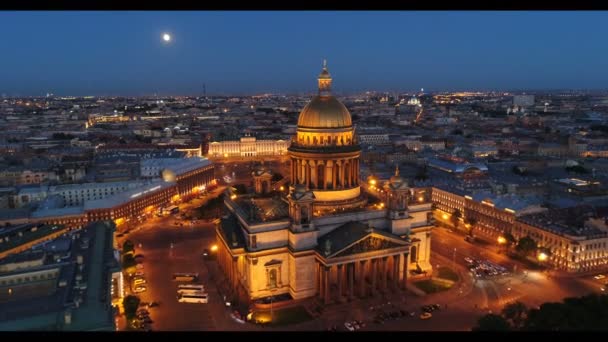 Vista aérea sobre a Catedral de São Isaacs, centro de São Petersburgo. Vista para a ilha de Vasilievsky . — Vídeo de Stock