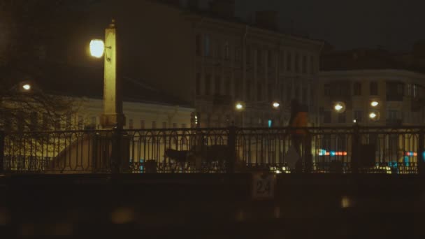 Nachtstadt mit Laternen und Brücke. — Stockvideo