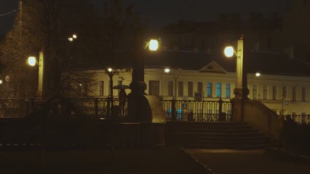 Città notturna con lanterne e ponte . — Video Stock