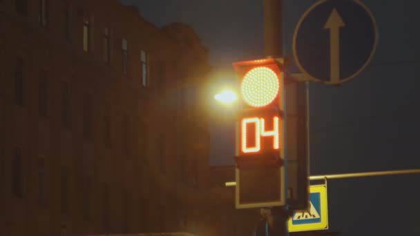 Közeli közlekedési lámpák éjszaka. — Stock videók