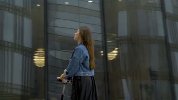Rozkošný turista fotografování futuristického obchodního centra se smartphone.