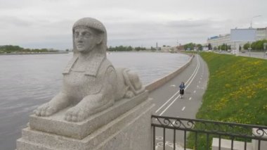 Genç bir gezgin Neva nehri dolgu boyunca, eski şehir boyunca yürür.