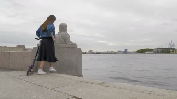 Een jonge reiziger loopt door de oude stad, langs de dijk van de rivier de Neva. — Stockvideo