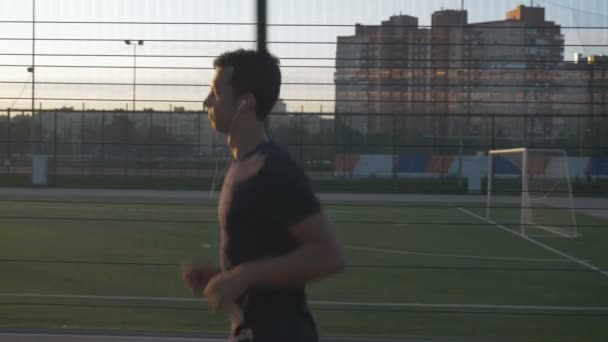 Atleta che corre in pista per correre all'alba . — Video Stock