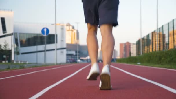 Atleta corriendo en la pista para correr al amanecer . — Vídeos de Stock