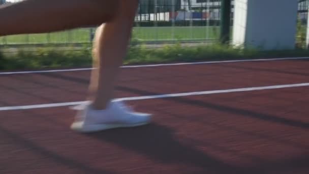 Atleta corriendo en la pista para correr al amanecer . — Vídeos de Stock