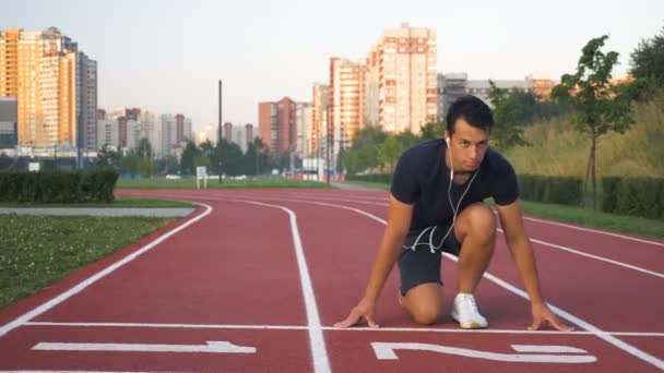 Спортсмен готовится к старту — стоковое видео