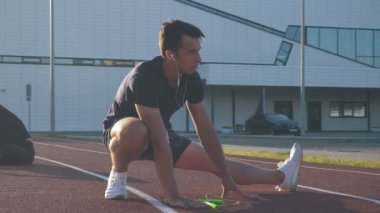 Sporcu simülatör derslerinden önce ısınıyor.