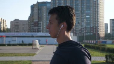 Sporcu simülatör derslerinden önce ısınıyor.