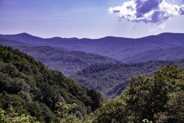 Rusya'nın muhteşem doğa. Dağlar ve alanları uzak şehirlerden daha fazla renk