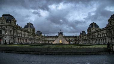 Louvre bir yerde binalar sınırlarında yer alır. Fransa kralı büyük bina-the Palace