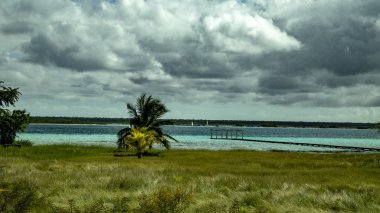 Bacalar şehir tüm ihtişamıyla. Model bu arka planı özel görünüyor. Antik kale veya burcu ve renkli plajları
