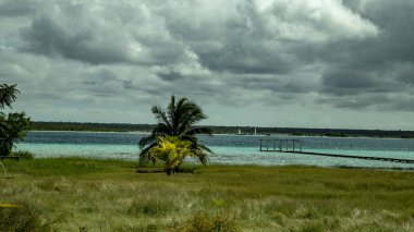 Bacalar şehir tüm ihtişamıyla. Model bu arka planı özel görünüyor. Antik kale veya burcu ve renkli plajları