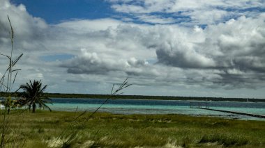 Bacalar şehir tüm ihtişamıyla. Model bu arka planı özel görünüyor. Antik kale veya burcu ve renkli plajları
