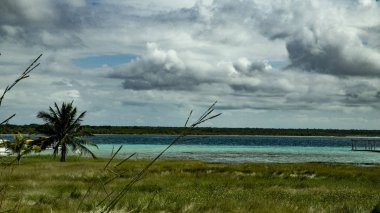 Bacalar şehir tüm ihtişamıyla. Model bu arka planı özel görünüyor. Antik kale veya burcu ve renkli plajları