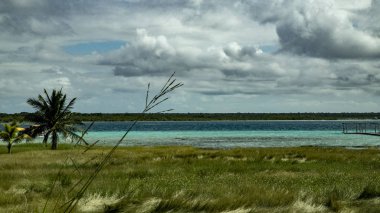 Bacalar şehir tüm ihtişamıyla. Model bu arka planı özel görünüyor. Antik kale veya burcu ve renkli plajları