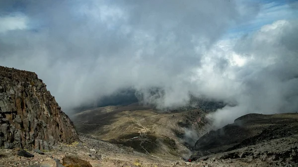 征服奥里扎巴火山在5200米高空射击 — 图库照片