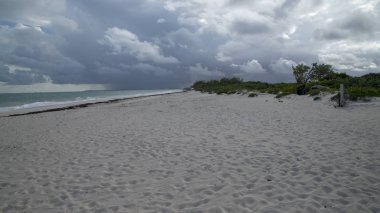 Besineulaşabilen deniz Seawave. Çoğu gökyüzü, çoğu plaj