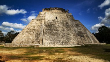 Yukatan'daki Uxmal antik kenti. Sihirbaz kulesi, büyük piramid ve othe yapısı