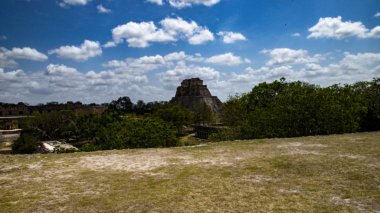 Yukatan'daki Uxmal antik kenti. Sihirbaz kulesi, büyük piramid ve othe yapısı. Meksika'da Piramid
