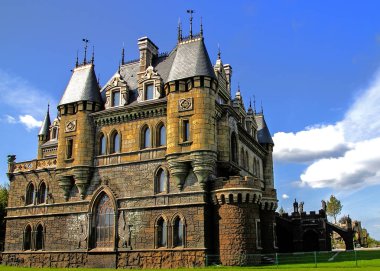 Rusya'da Ortaçağ kalesi. Bina Rus milyarder, sosis fabrikasının sahibine ait. Mümkün olan