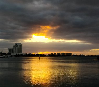 Magnificent views of the turquoise Bay and unpredictable sunsets and sunrises of Mexico