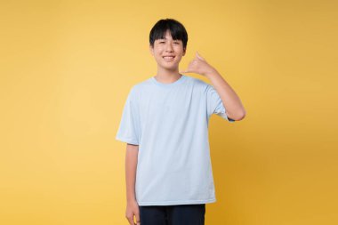 Sarı bir arka planda eli açık mavi tişört giyerek 