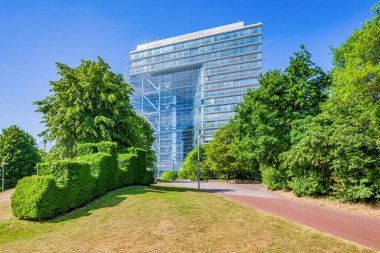 Stadttör Düsseldorf Almanya Baharda mavi gökyüzü