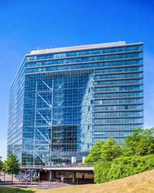 Stadttör Düsseldorf Almanya Baharda mavi gökyüzü