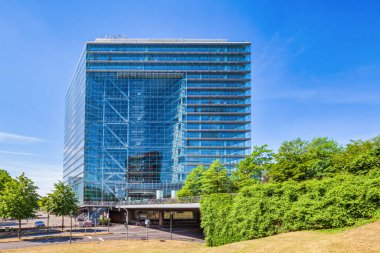 Stadttör Düsseldorf Almanya Baharda mavi gökyüzü