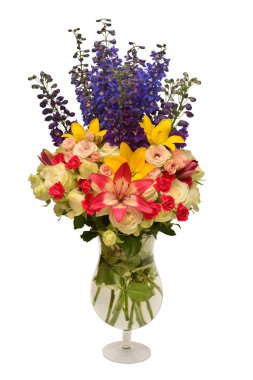 Buket çiçekler çok güzel güller, zambaklar ve delphinium elatum vazoda beyaz arka plan üzerinde izole. Çiçek desenli kompozisyon. Düz yatıyordu, en iyi görünüm. Natürmort