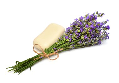 Buket lavanta çiçek beyaz bir arka plan üzerinde izole sabun ile demet. Tıbbi otlar. Yaratıcı bir fikir spa kozmetik. Çiçek desenli, nesne. Düz yatıyordu, en iyi görünümü