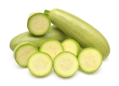 Taze Squash sebze iliği kabak tüm ve halkalar izole 