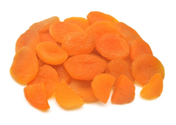 Haufen von getrockneten Aprikosen Obst ganze und Scheiben isoliert auf weißen b — Stockfoto